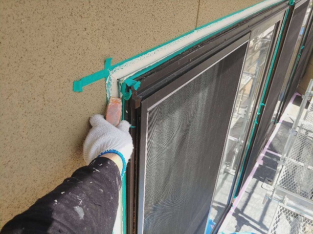 掃き出し窓脇の充填